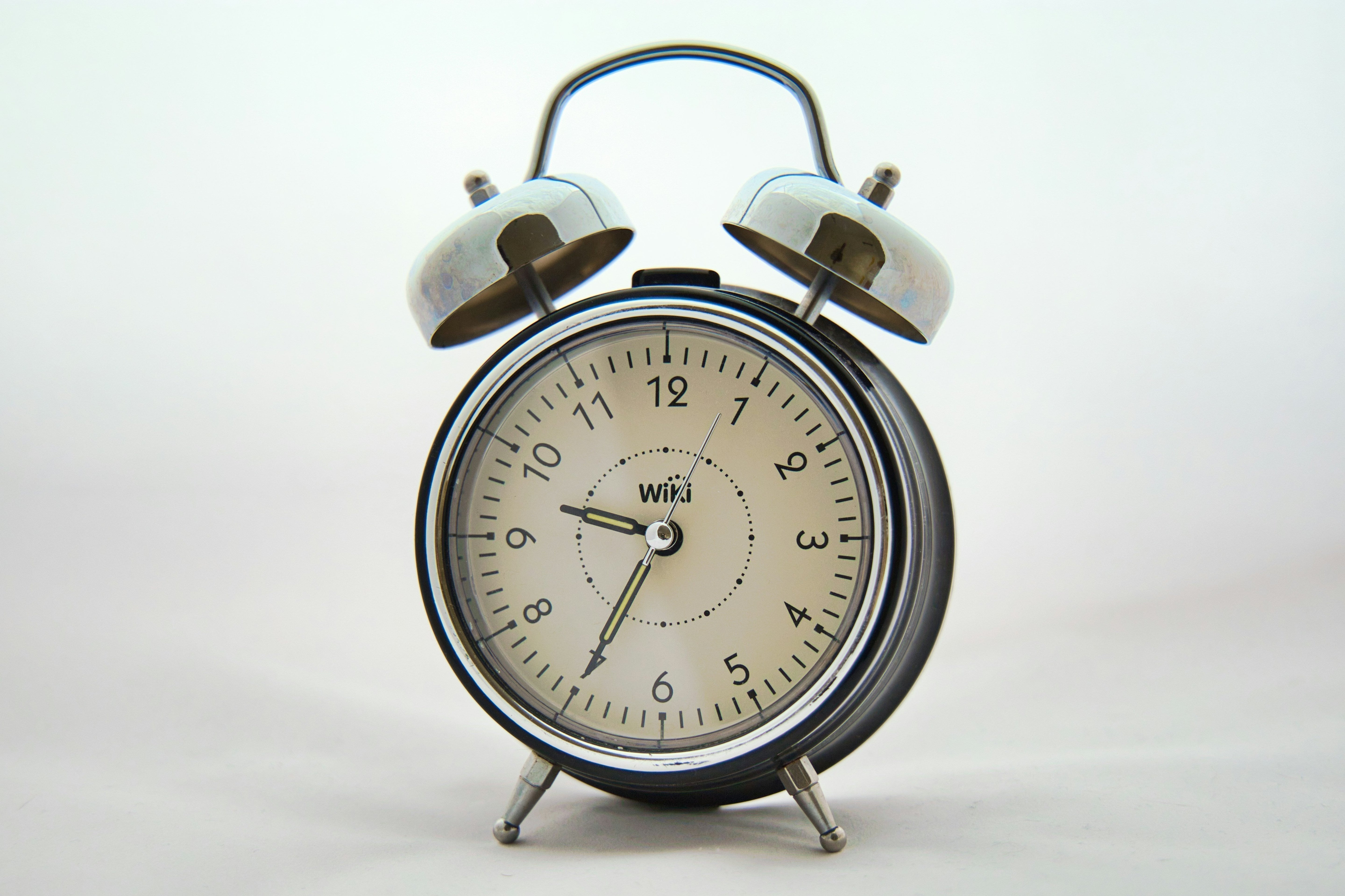 Klassischer Wecker als Symbol für Schlafrhythmus und innere Uhr im Kontext von Melatonin und Schlafregulation