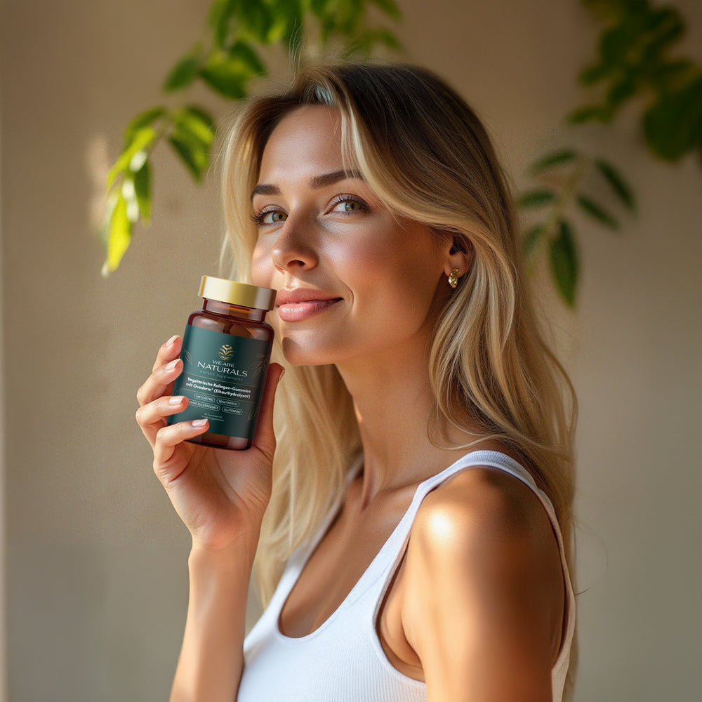 Junge Frau hält We Are Naturals Kollagen-Gummies mit Ovoderm – Nahrungsergänzung für Haut und Schönheit, natürlich und genussvoll