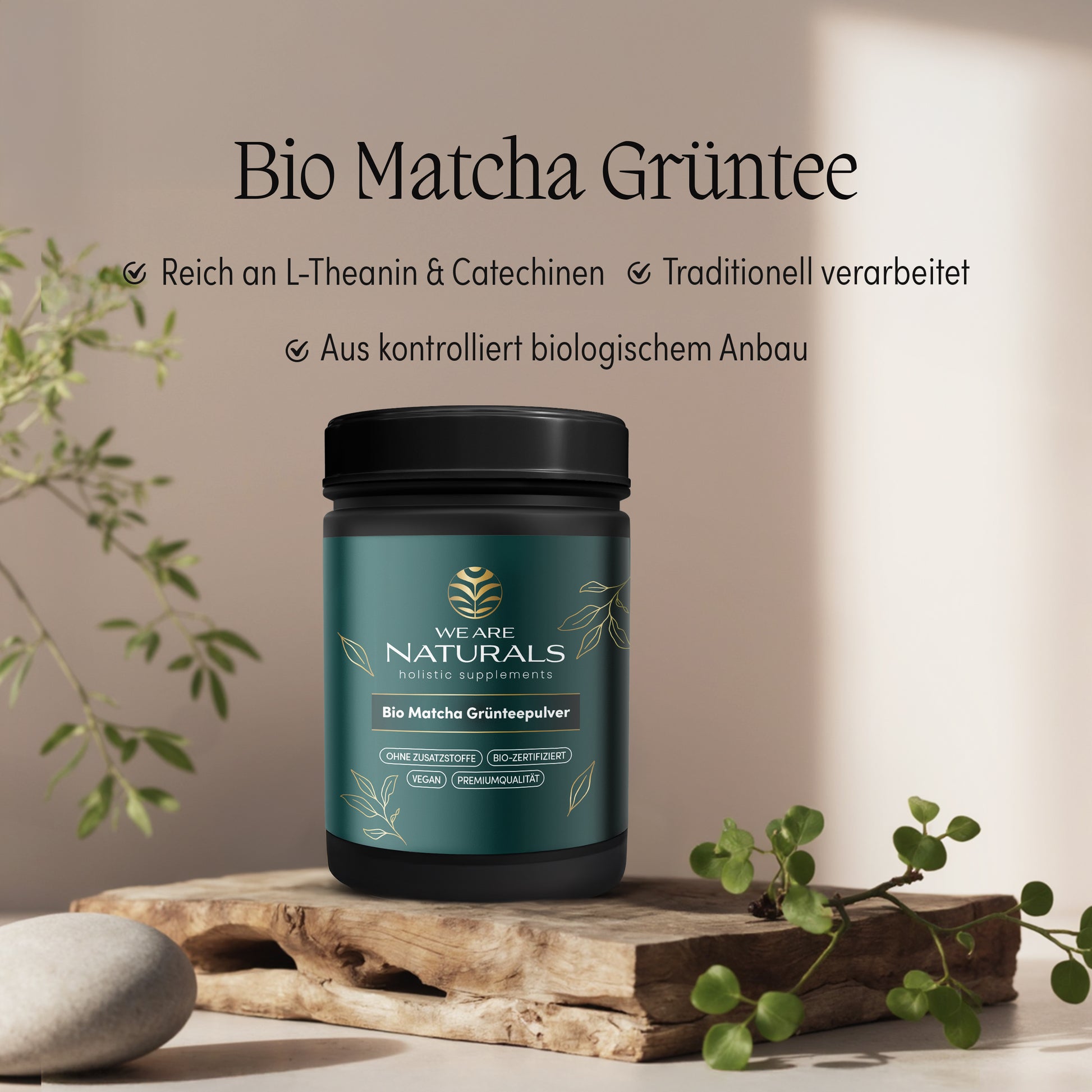 We Are Naturals Bio Matcha Grüntee – Dose mit Pulver auf Holzunterlage, reich an L-Theanin & Catechinen, biologisch verarbeitet