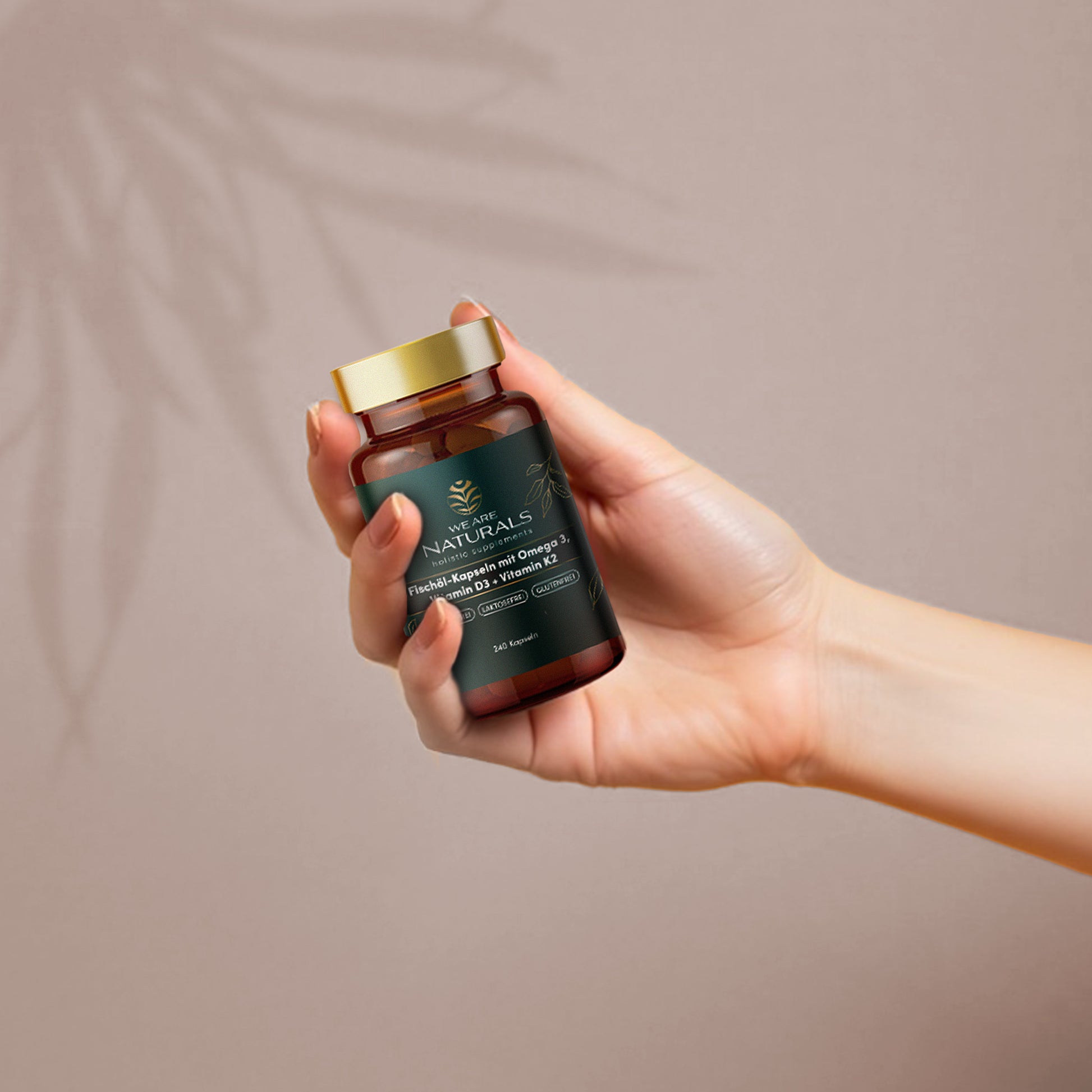 Fischöl-Kapseln mit Omega 3, D3 und K2 von We Are Naturals – Premium-Supplement in Glasdose, gehalten in der Hand