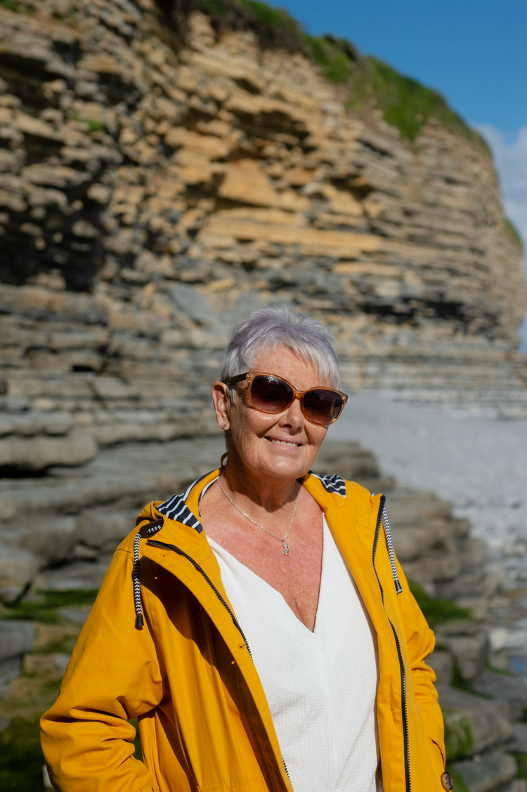 Zufriedene Seniorin an der Küste – authentische Rezension für mehr Lebensqualität