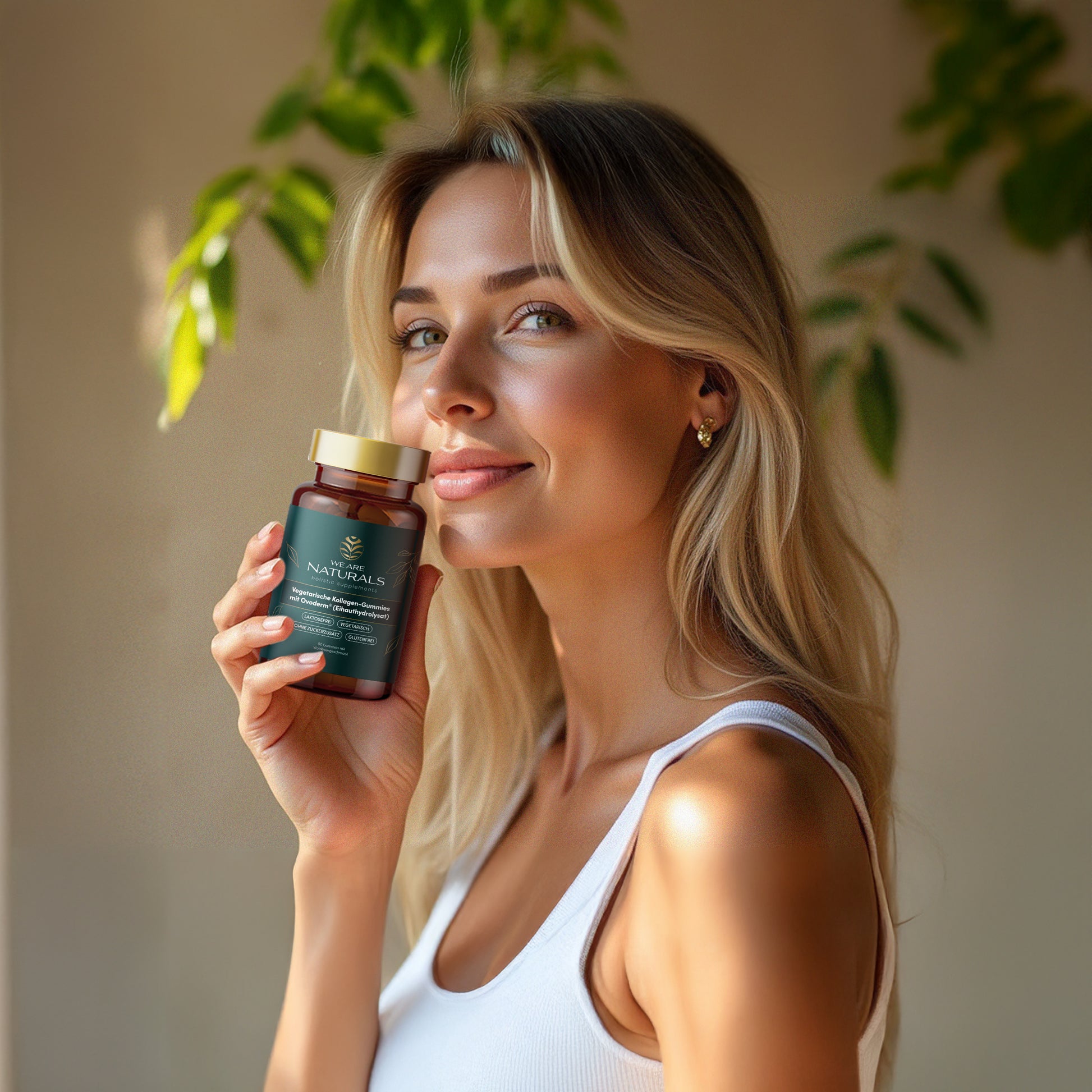 Junge Frau hält We Are Naturals Kollagen-Gummies mit Ovoderm – Nahrungsergänzung für Haut und Schönheit, natürlich und genussvoll