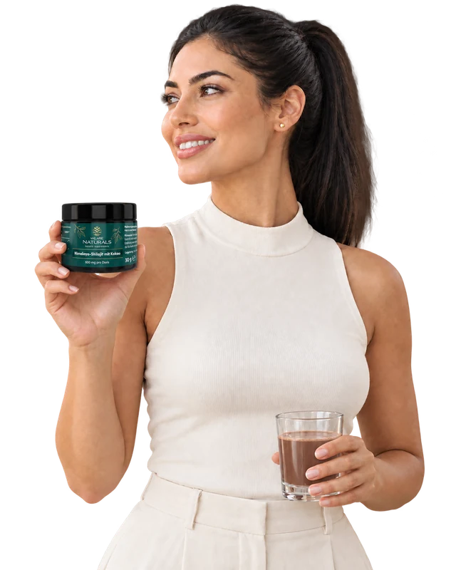Frau mit Himalaya-Shilajit mit Kakao im warmen Morgenlicht